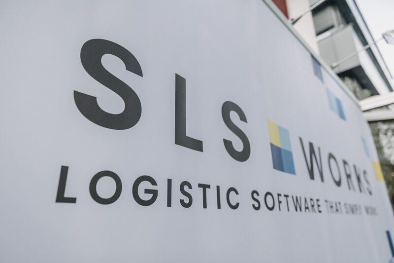 Weiße Plane mit SLS Works Logo