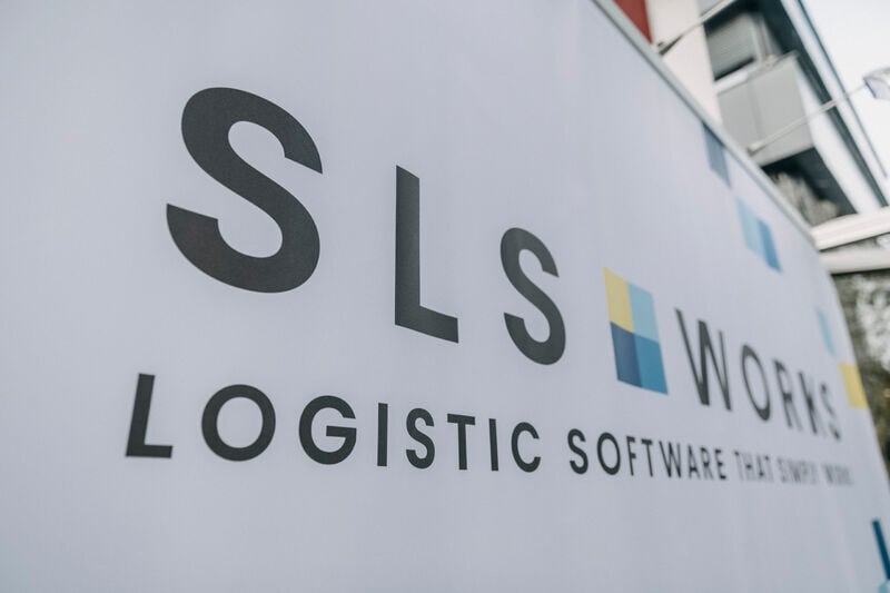 Weiße Plane mit SLS Works Logo