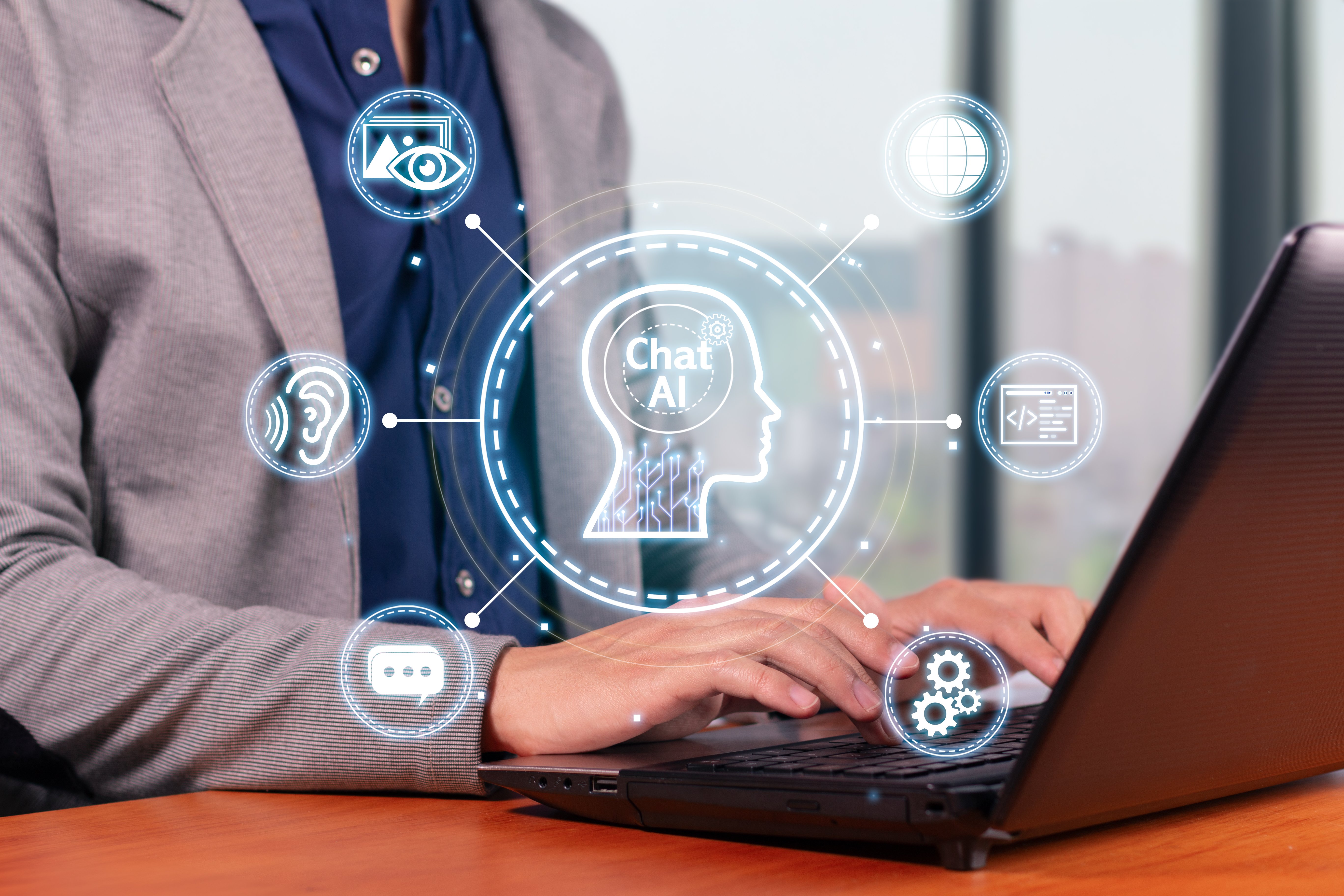 Icons für KI-Funktionen vor Ausschnitt von Person mit Laptop